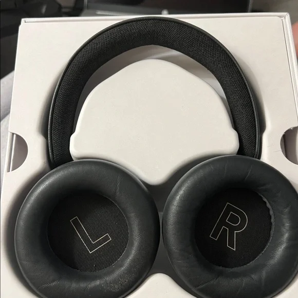 Bang & Olufsen wireless gaming Black Headphones - Picture 7 of 8